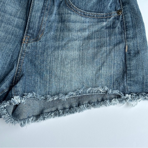 MUDD High-Waisted Frayed Hem Denim Shorts Sz 5 Distressed - Picture 9 of 11